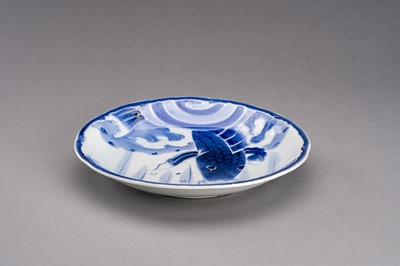 Lot 101 - A BLUE AND WHITE ARITA PORCELAIN DISH ‘LEAPING CARP’, EDO