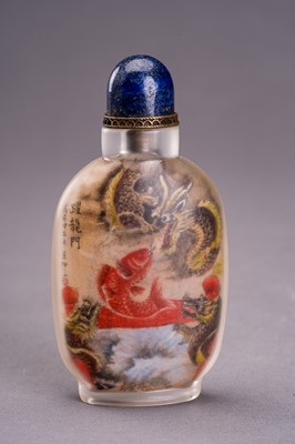 Lot 473 - A LARGE INSIDE-PAINTED `DRAGONS AND CARP’ GLASS SNUFFBOTTLE