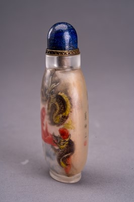 Lot 473 - A LARGE INSIDE-PAINTED `DRAGONS AND CARP’ GLASS SNUFFBOTTLE