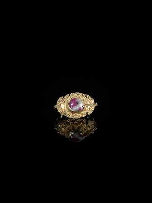 Lot 311 - A CORUNDUM-SET GOLD ‘FLOWERS AND BIRD’ PRIEST’S RING