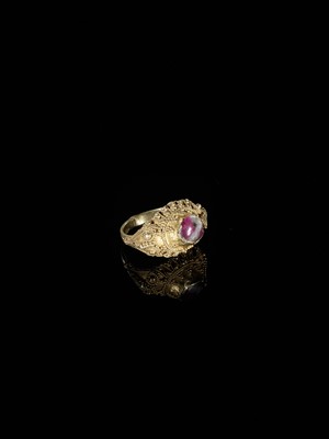 Lot 311 - A CORUNDUM-SET GOLD ‘FLOWERS AND BIRD’ PRIEST’S RING