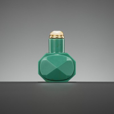 Lot 55 - A SMALL JASPER-GREEN FACETED GLASS SNUFF BOTTLE, IMPERIAL GLASSWORKS, 18TH CENTURY