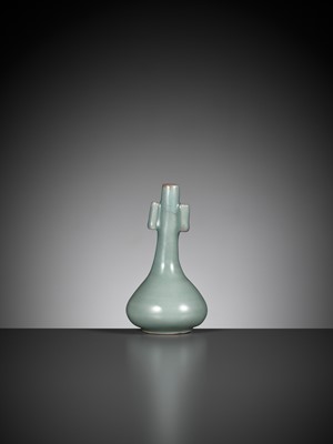 Lot 77 - A LONGQUAN CELADON ARROW VASE, TOUHU, SOUTHERN SONG DYNASTY