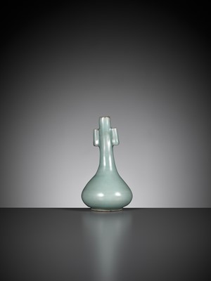 Lot 77 - A LONGQUAN CELADON ARROW VASE, TOUHU, SOUTHERN SONG DYNASTY