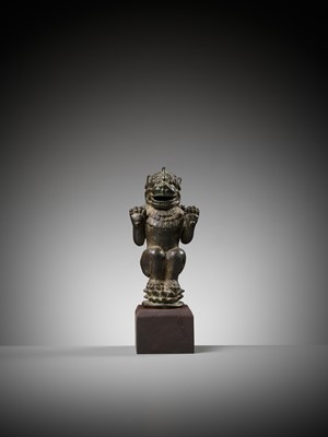 Lot 651 - A RARE BRONZE LION BELL TERMINAL, EASTERN JAVANESE PERIOD, 12TH CENTURY