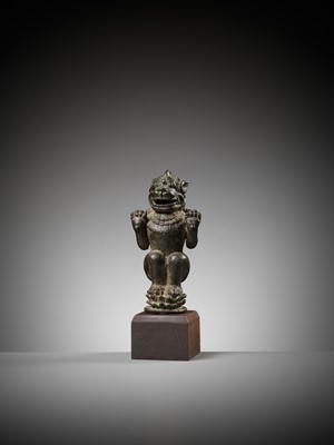 Lot 651 - A RARE BRONZE LION BELL TERMINAL, EASTERN JAVANESE PERIOD, 12TH CENTURY