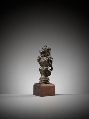 Lot 651 - A RARE BRONZE LION BELL TERMINAL, EASTERN JAVANESE PERIOD, 12TH CENTURY