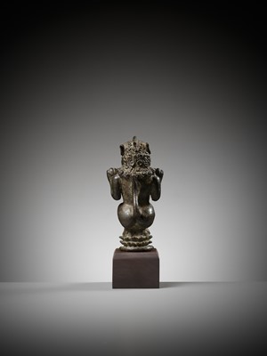 Lot 651 - A RARE BRONZE LION BELL TERMINAL, EASTERN JAVANESE PERIOD, 12TH CENTURY