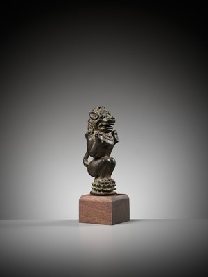 Lot 651 - A RARE BRONZE LION BELL TERMINAL, EASTERN JAVANESE PERIOD, 12TH CENTURY