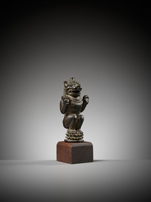 Lot 651 - A RARE BRONZE LION BELL TERMINAL, EASTERN JAVANESE PERIOD, 12TH CENTURY