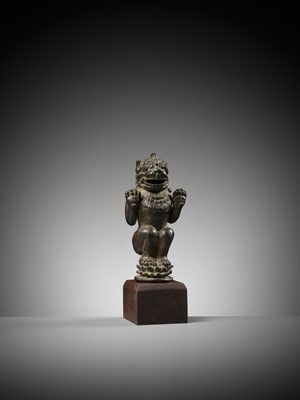 Lot 651 - A RARE BRONZE LION BELL TERMINAL, EASTERN JAVANESE PERIOD, 12TH CENTURY