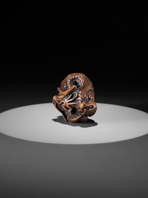 Lot 325 - A WOOD NETSUKE OF A COILED DRAGON WITH TAMA