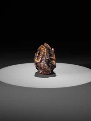 Lot 325 - A WOOD NETSUKE OF A COILED DRAGON WITH TAMA