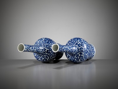 Lot 394 - A PAIR OF BLUE AND WHITE ‘LOTUS’ MALLET VASES, KANGXI PERIOD