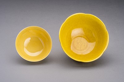 Lot 759 - A LOT WITH TWO YELLOW GROUND PORCELAIN BOWLS