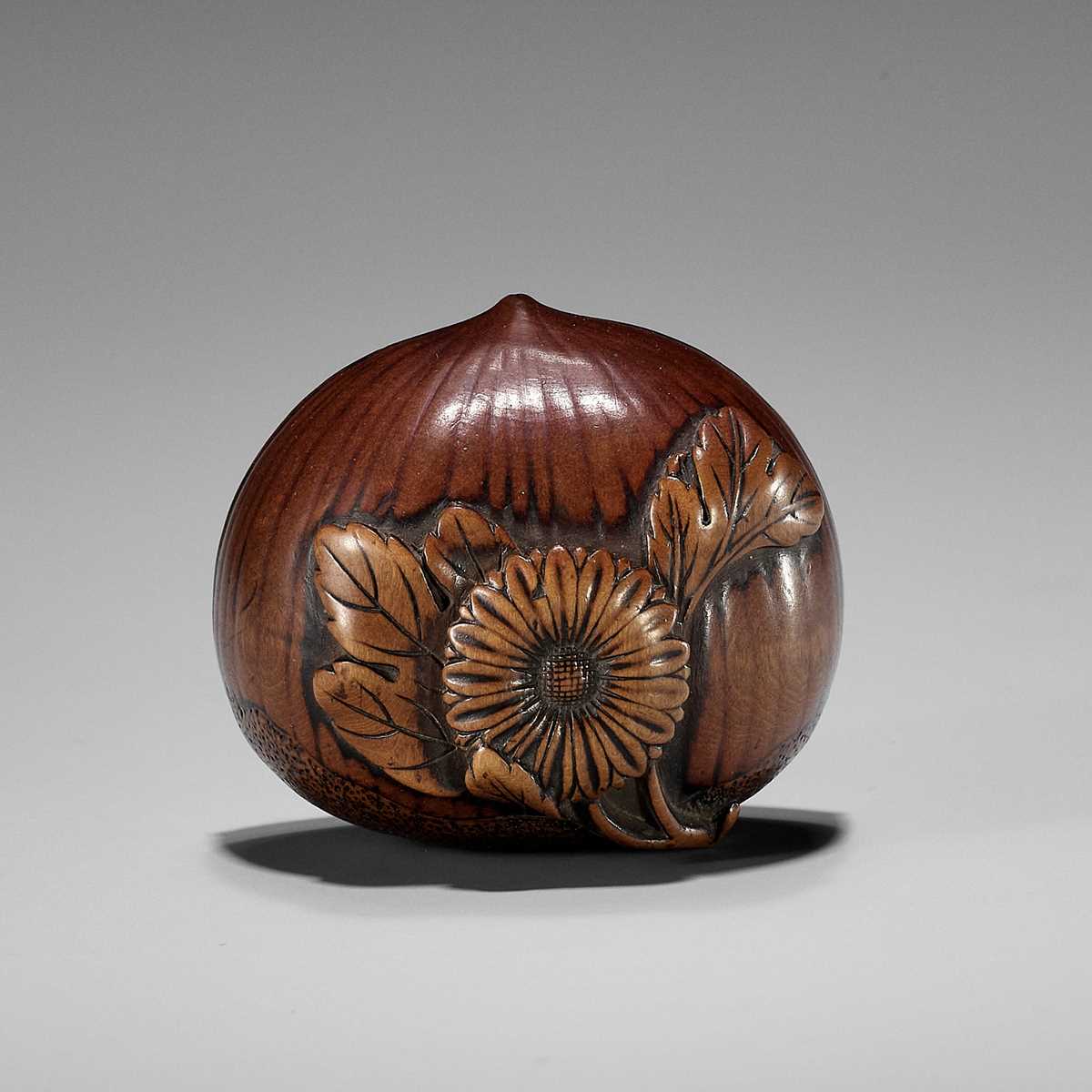 Lot 368 - AN EARLY AUTUMNAL WOOD NETSUKE OF A CHESTNUT WITH CHRYSANTHEMUM