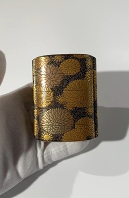 Lot 337 - A FINE LACQUER FOUR-CASE INRO DEPICTING CHRYSANTHEMUMS