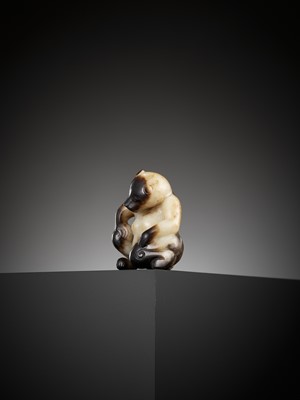 Lot 35 - AN EXCEPTIONAL CREAMY-WHITE AND BLACK JADE FIGURE OF A BEAR, SONG DYNASTY OR EARLIER