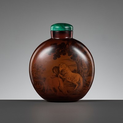 Lot 592 - A LARGE INSIDE-PAINTED AMBER GLASS ‘EIGHT HORSES OF MUWANG’ SNUFF BOTTLE, BY WANG XISAN, DATED 1972
