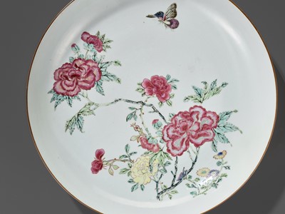 Lot 104 - A LARGE FAMILLE ROSE ‘FLOWERS AND BUTTERFLY’ DISH, YONGZHENG PERIOD