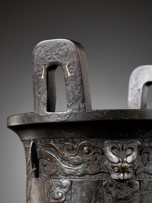 Lot 315 - A GOLD AND SILVER-INLAID BRONZE ARCHAISTIC STEAMER, SONG TO MING DYNASTY
