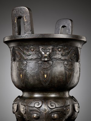 Lot 315 - A GOLD AND SILVER-INLAID BRONZE ARCHAISTIC STEAMER, SONG TO MING DYNASTY
