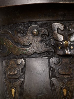 Lot 315 - A GOLD AND SILVER-INLAID BRONZE ARCHAISTIC STEAMER, SONG TO MING DYNASTY