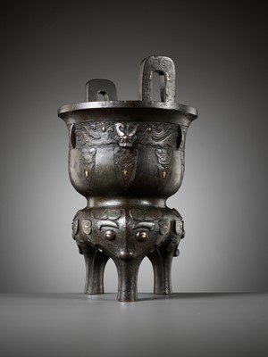 Lot 315 - A GOLD AND SILVER-INLAID BRONZE ARCHAISTIC STEAMER, SONG TO MING DYNASTY