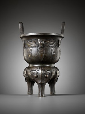 Lot 315 - A GOLD AND SILVER-INLAID BRONZE ARCHAISTIC STEAMER, SONG TO MING DYNASTY