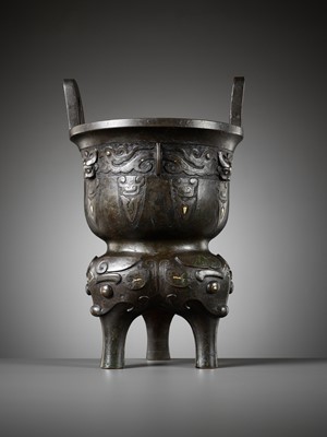Lot 315 - A GOLD AND SILVER-INLAID BRONZE ARCHAISTIC STEAMER, SONG TO MING DYNASTY