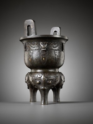 Lot 315 - A GOLD AND SILVER-INLAID BRONZE ARCHAISTIC STEAMER, SONG TO MING DYNASTY