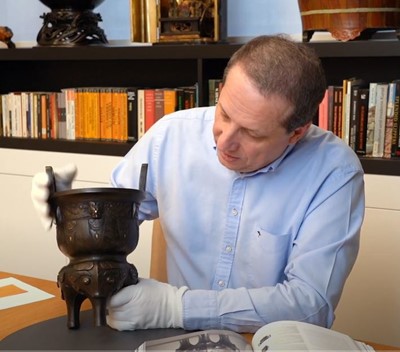 Lot 315 - A GOLD AND SILVER-INLAID BRONZE ARCHAISTIC STEAMER, SONG TO MING DYNASTY