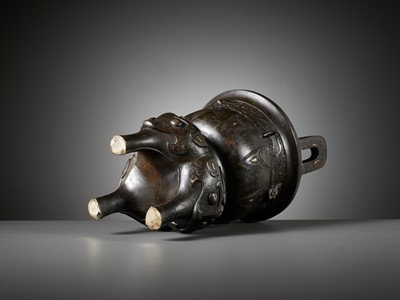 Lot 315 - A GOLD AND SILVER-INLAID BRONZE ARCHAISTIC STEAMER, SONG TO MING DYNASTY