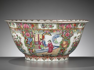 Lot 456 - A LARGE CANTON FAMILLE ROSE ‘MEDALLION’ PUNCH BOWL, LATE QING DYNASTY TO REPUBLIC PERIOD