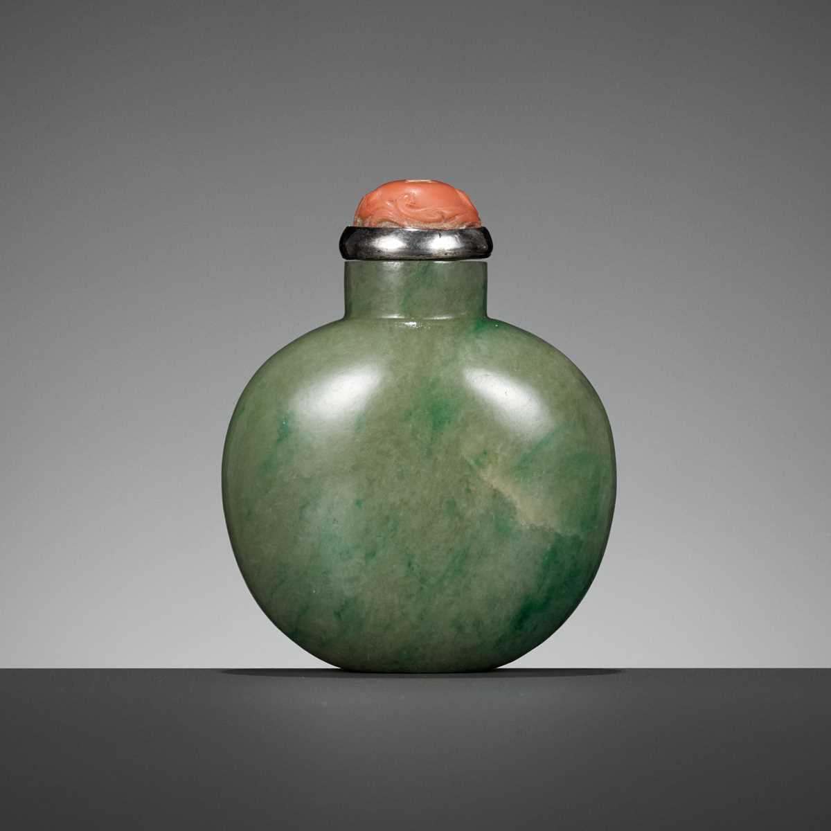 Lot 50 - AN APPLE- AND EMERALD-GREEN JADEITE SNUFF BOTTLE, 18TH-19TH CENTURY