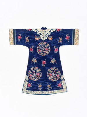 Lot 538 - A FINELY EMBROIDERED NAVY BLUE SILK WOMAN'S INFORMAL JACKET, QING DYNASTY