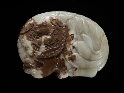 Lot 27 - A PALE CELADON AND BROWN JADE ‘BUDDHIST LION’ BELT BUCKLE, MING DYNASTY