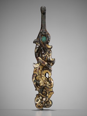 Lot 469 - A GLASS-INLAID GILT-BRONZE ‘TIGER AND DRAGON’ BELT HOOK, WARRING STATES PERIOD