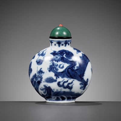 Lot 605 - A BLUE AND WHITE ‘DRAGON’ SNUFF BOTTLE, MID-QING DYNASTY