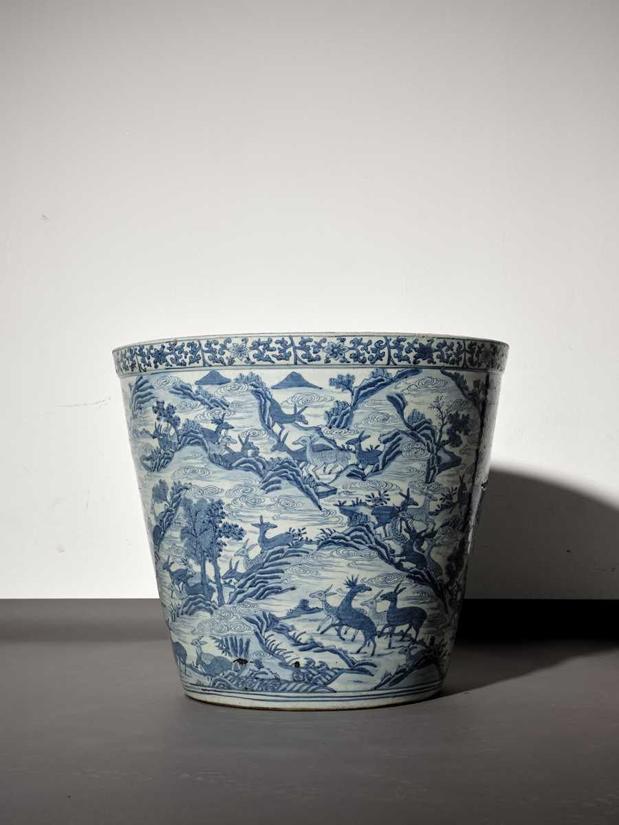 中国　大明萬暦年製　青花　寶尽文　鹿耳尊　M　R3241B Lot 84 - A LARGE AND VERY HEAVY BLUE AND WHITE