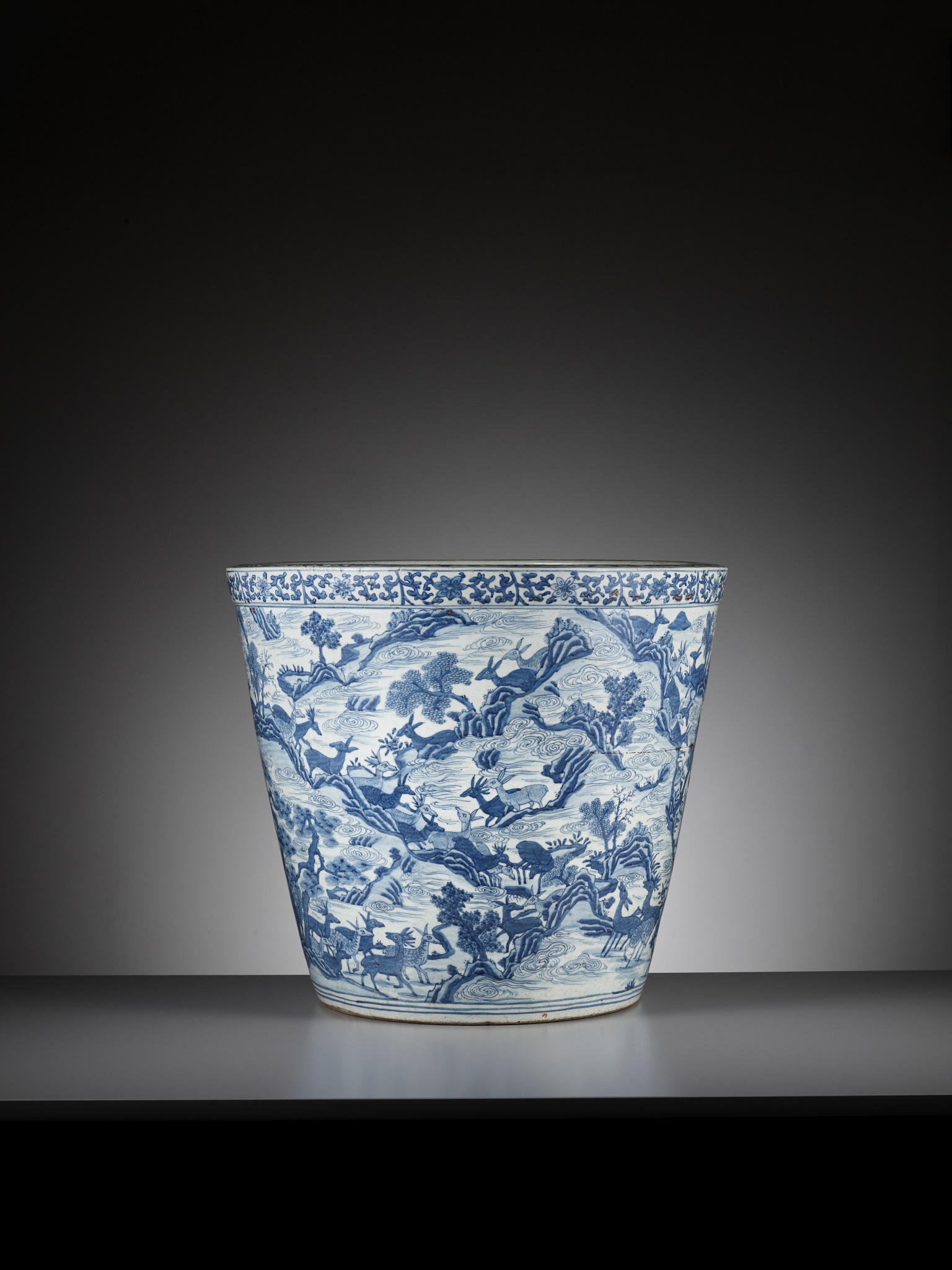 Lot 84 - A LARGE AND VERY HEAVY BLUE AND WHITE