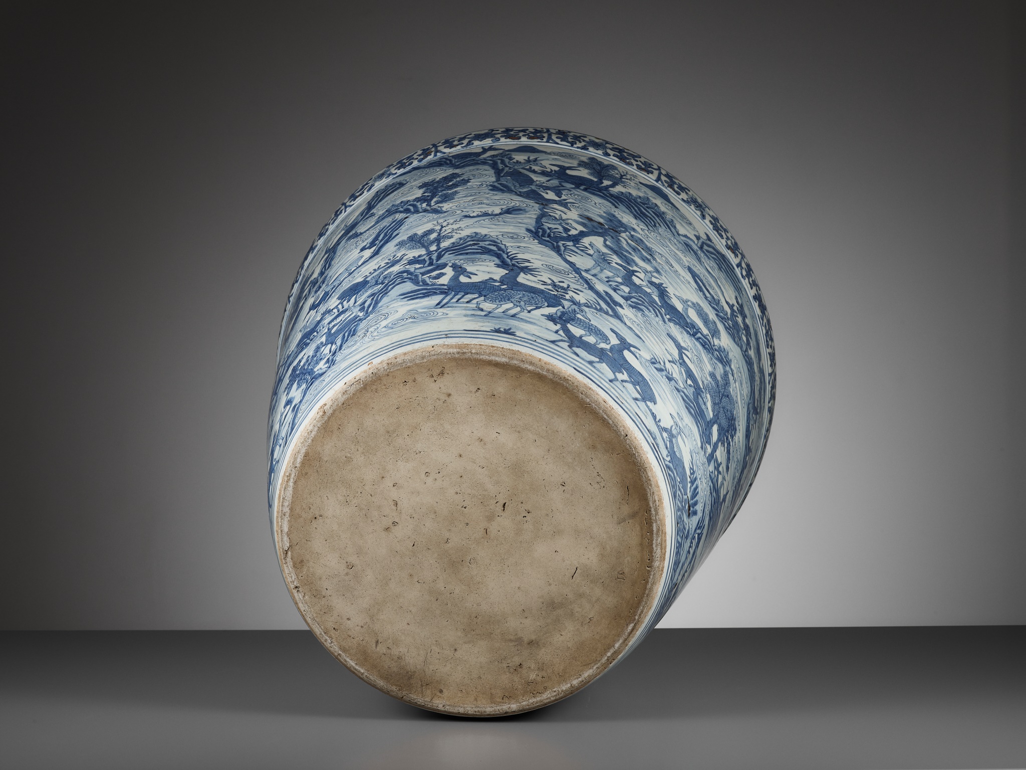 Lot 84 - A LARGE AND VERY HEAVY BLUE AND WHITE