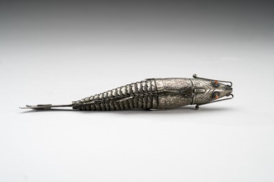 Lot 915 - AN ARTICULATED SILVER FISH, c. 1900s