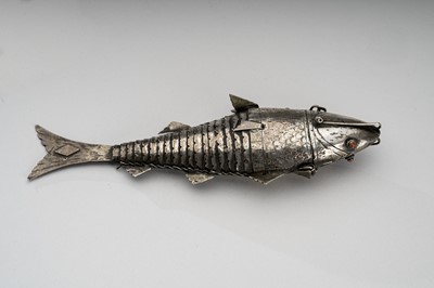 Lot 915 - AN ARTICULATED SILVER FISH, c. 1900s