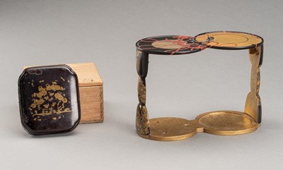 Lot 193 - A LOT WITH A DRUM SHAPED LACQUERED SAKE SET AND A LACQUER BOX, 19th CENTURY