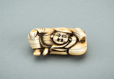 Lot 715 - AN IVORY NETSUKE OF DAIKOKU SLEEPING, EDO PERIOD