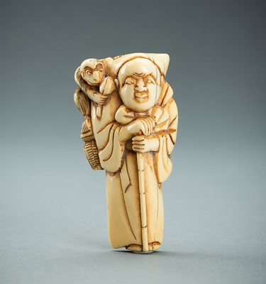 Lot 610 - AN IVORY NETSUKE OF A SARUMAWASHI WITH MONKEY, EDO PERIOD