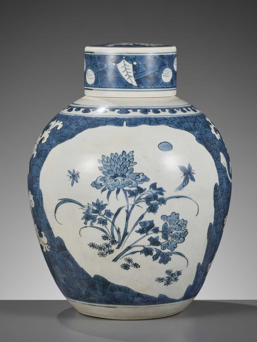 Lot 386 - A BLUE AND WHITE GINGER JAR AND COVER, TRANSITIONAL PERIOD, CHINA, C. 1643-1645