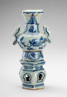 Lot 552 - A SMALL BLUE AND WHITE PORCELAIN VASE