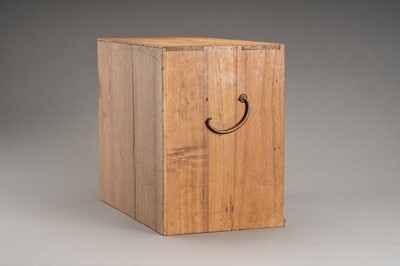 Lot 1083 - A WOODEN JAPANESE STORAGE BOX WITH 5 DRAWERS